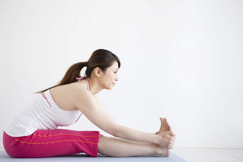 东方人,腿部,脚,脚趾,脚趾甲,腿,一个人,坐,横图,室内,白天,白色背景,侧面,运动服,锻炼,瑜伽,运气,运动,亚洲,仅一个年轻女性,仅一个女性,仅一个人,握,服装,注视,休闲装,黄种人,光脚,衣服,红色,观察,看,休闲,赤脚,休闲服,拉伸,伸腿,伸直,握着,养生,摄影,服饰,影棚,观看,察看,下腰,关注,体育,年轻女性,女人,女性,亚洲人,脚指甲,坐着,彩图,全身,影棚拍摄,健身,拍摄