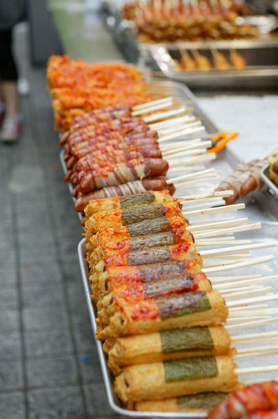 无人,竖图,俯视,室外,特写,白天,旅游,度假,烹饪,烧烤,美景,城市风光,城市,韩国,亚洲,一排,许多,朦胧,模糊,整齐,地砖,景观,肉,料理,食品,烤架,地面,烤肉,韩式,娱乐,菜肴,美食,肉类,竹签,食物,排列,盘子,享受,休闲,铁架,景色,放松,佳肴,队列,韩国料理,肉食,肉串,东亚,韩式料理,大韩民国,朝鲜半岛,彩图,高角度拍摄