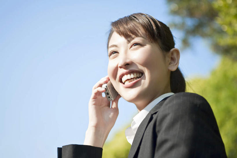 东方人,脸,头,脸颊,手,一个人,商务人士,商务女性,站,笑,打电话,微笑,露齿笑,横图,室外,特写,白天,仰视,树林,植物,电话,手机,亚洲,仅一个年轻女性,仅一个女性,仅一个人,握,阴影,套装,朦胧,模糊,光线,影子,注视,黄种人,通讯设备,肩膀,树,树木,蓝色,绿色,蓝天,天空,阳光,自然,天,观察,看,站着,手部,握着,生长,晴朗,成长,观看,单手,察看,关注,远看,商务装,工薪阶层,万里无云,交流,年轻女性,女人,女性,亚洲人,头部,脸部,脸蛋,面部,白领,上班族,晴空,晴空万里,沟通,通话,站立,半身,彩图,低角度拍摄