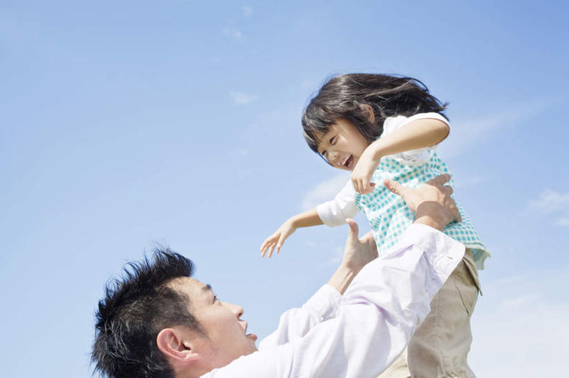 东方人,儿童,两个人,家庭,父亲,女儿,站,举,笑,微笑,露齿笑,横图,室外,白天,仰视,纯洁,亚洲,阴影,服装,光线,影子,注视,休闲装,黄种人,小孩,衣服,蓝色,蓝天,天空,阳光,天,观察,看,双手张开,托,站着,休闲,温暖,温馨,父女,一家人,休闲服,父爱,可爱,腾空,童年,童趣,服饰,观看,和睦,察看,关注,童真,烂漫,无邪,天真,男人,男性,年轻男性,女孩,亚洲人,孩子,年轻人,举起,举手,举着,向上举,向上伸,向上托,站立,半身,彩图,低角度拍摄,融洽,女生