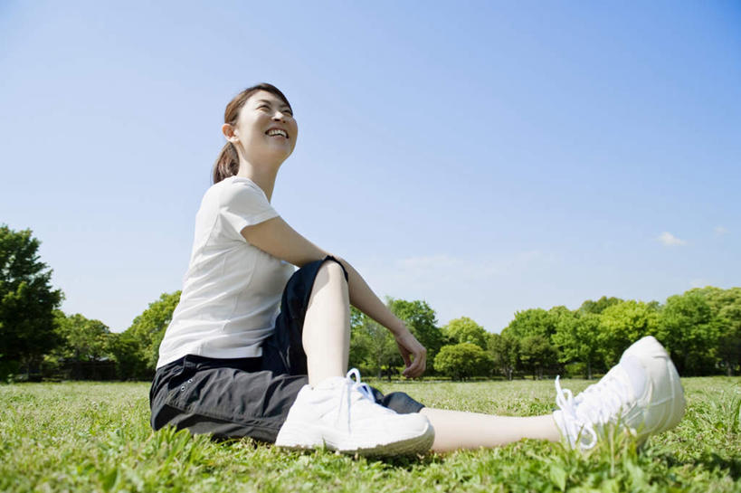 东方人,一个人,坐,笑,盘腿,微笑,露齿笑,横图,室外,白天,仰视,运动服,草地,草坪,树林,太阳,植物,亚洲,仅一个年轻女性,仅一个女性,仅一个人,一排,阴影,服装,球鞋,朦胧,模糊,整齐,光线,影子,注视,休闲装,黄种人,草,树,树木,排列,衣服,蓝色,绿色,蓝天,天空,阳光,自然,天,观察,看,休闲,休闲服,服饰,生长,晴朗,成长,观看,察看,队列,关注,万里无云,年轻女性,女人,女性,亚洲人,晴空,晴空万里,盘腿而坐,盘膝,盘着腿的,盘着腿坐,双腿交叉,仰头,坐着,彩图,低角度拍摄,全身