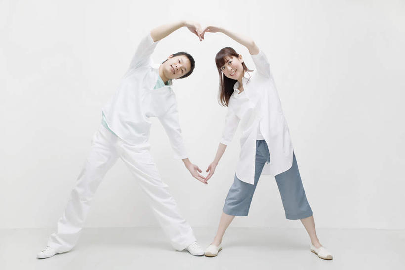 东方人,两个人,站,握手,笑,微笑,露齿笑,横图,室内,白天,白色背景,正面,爱情,亚洲,弯腰,服装,爱心,浪漫,注视,休闲装,黄种人,衣服,观察,看,站着,休闲,温暖,温馨,心形,休闲服,恩爱,恋人,摄影,服饰,影棚,观看,和睦,察看,关爱,关注,弯身,男人,男性,年轻男性,年轻女性,女人,女性,亚洲人,心型,情侣,搀手,拉手,手搀手,手拉手,手牵手,手握手,站立,彩图,全身,影棚拍摄,拍摄,伴侣,融洽