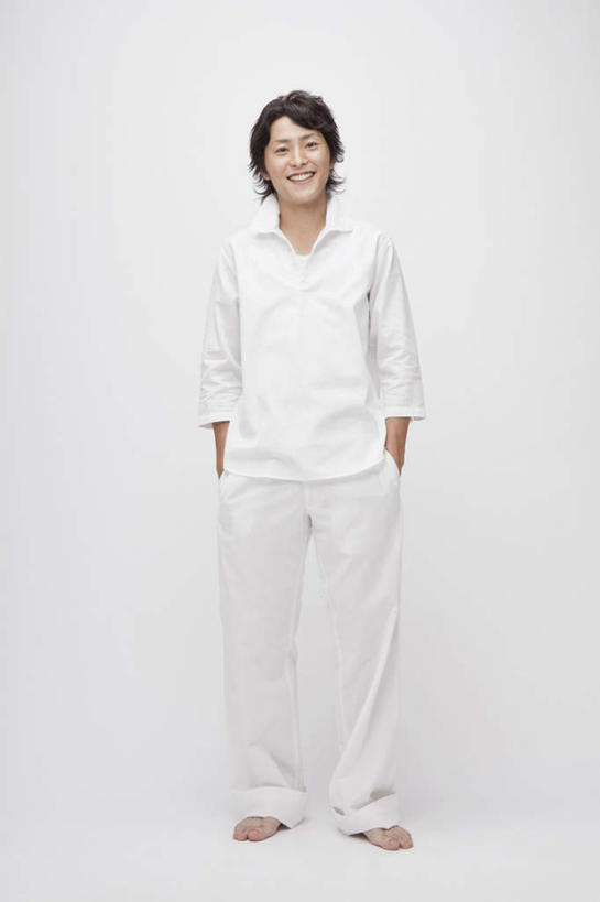 东方人,腿部,脚,脚趾,脚趾甲,腿,一个人,站,笑,微笑,露齿笑,竖图,室内,白天,白色背景,正面,亚洲,仅一个男性,仅一个人,服装,注视,休闲装,黄种人,光脚,仅一个年轻男性,衣服,观察,看,站着,休闲,赤脚,休闲服,摄影,服饰,影棚,观看,察看,关注,双手抄兜,双手放兜,男人,男性,年轻男性,亚洲人,脚指甲,插兜,两手抄兜,两手放兜,手插兜,手放口袋,站立,彩图,全身,影棚拍摄,拍摄,手抄兜