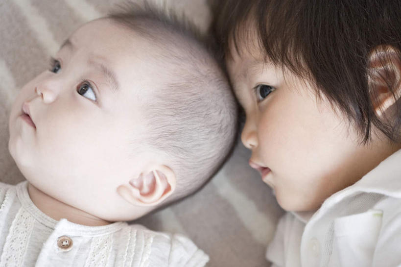 东方人,婴儿,儿童,脸,头,脸颊,两个人,伙伴,朋友,躺,横图,俯视,室内,特写,白天,婴儿服装,友谊,纯洁,床,卧室,亚洲,阴影,服装,朦胧,模糊,光线,影子,床单,注视,休闲装,黄种人,被子,肩膀,小孩,衣服,观察,看,休闲,休闲服,可爱,服饰,单人床,活泼,观看,察看,被单,关注,亲情,宝宝,纯真,烂漫,无邪,卧着,伶俐,天真,友情,亚洲人,孩子,头部,脸部,脸蛋,面部,躺着,卧,半身,彩图,高角度拍摄,婴儿服,睡房,卧房,襁褓