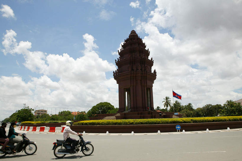 东方人,两个人,花园,坐,走,横图,室外,白天,仰视,旅游,度假,草地,草坪,花圃,名胜古迹,植物,标志建筑,道路,地标,建筑,路,公路,旗帜,柬埔寨,亚洲,服装,朦胧,模糊,遗迹,云,云朵,建筑群,机动车,地面,交通,云彩,注视,休闲装,黄种人,古迹,文物,娱乐,建设,古建筑,草,衣服,蓝色,绿色,白云,蓝天,天空,天,观察,看,骑车,享受,休闲,休闲服,旅游胜地,放松,宗教,服饰,东南亚,晴朗,观看,察看,关注,古文明,柬埔寨王国,柬埔寨独立纪念碑,男人,男性,年轻男性,年轻女性,女人,女性,亚洲人,晴空,马路,小花园,步行,散步,走路,坐着,彩图,低角度拍摄,全身