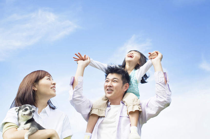 东方人,儿童,三个人,家庭,夫妻,母亲,父亲,女儿,站,握手,抱,笑,微笑,露齿笑,横图,室外,白天,仰视,爱情,纯洁,宠物,狗,亚洲,阴影,服装,朦胧,模糊,光线,影子,云,云朵,吉娃娃,浪漫,云彩,注视,休闲装,黄种人,小孩,骑,衣服,蓝色,白云,蓝天,天空,阳光,动物,天,观察,看,扛,趴着,站着,张嘴,休闲,温暖,温馨,父女,母女,三口之家,一家人,休闲服,恩爱,父爱,可爱,母爱,童年,童趣,恋人,服饰,晴朗,抱着,观看,和睦,察看,搂着,关爱,关注,亲情,张大嘴巴,童真,烂漫,无邪,忠诚,芝娃娃,奇娃娃,吉娃娃犬,齐花花,扛在肩上,骑在肩上,天真,男人,男性,年轻男性,年轻女性,女孩,女人,女性,亚洲人,孩子,年轻人,夫妇,情侣,晴空,张开嘴,犬,搀手,怀抱,拉手,搂,搂抱,趴,手搀手,手拉手,手牵手,手握手,相抱,拥抱,站立,半身,彩图,低角度拍摄,伴侣,融洽,女生