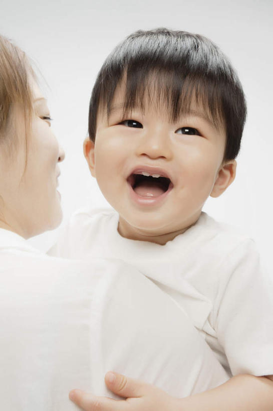 东方人,儿童,脸,头,眼睛,脸颊,眉毛,睫毛,手,背部,两个人,家庭,母亲,女儿,站,抱,笑,微笑,露齿笑,竖图,室内,特写,白天,白色背景,正面,纯洁,亚洲,瞳孔,注视,黄种人,肩膀,小孩,黄色,黑色,观察,看,站着,温暖,温馨,母女,一家人,手部,可爱,母爱,童年,童趣,眼部,摄影,影棚,抱着,观看,单手,和睦,察看,搂着,关注,童真,烂漫,无邪,天真,年轻女性,女孩,女人,女性,亚洲人,孩子,头部,睫,脸部,脸蛋,眉,面部,眼,眼睫毛,眼眉,怀抱,搂,搂抱,相抱,拥抱,站立,半身,彩图,影棚拍摄,拍摄,融洽,短发,眼眉毛,女生