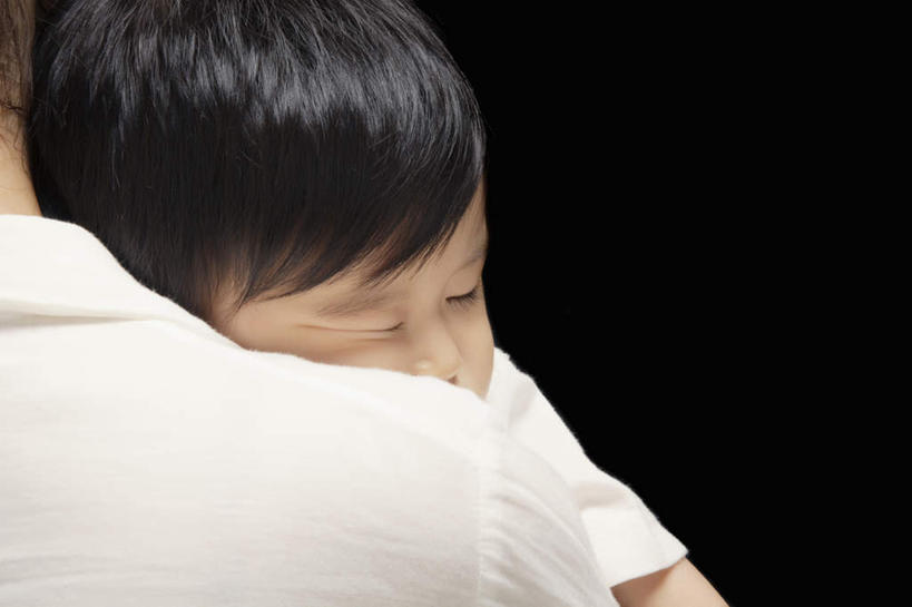 东方人,婴儿,儿童,脸,头,脸颊,背部,两个人,家庭,母亲,站,闭眼,抱,睡,横图,室内,特写,白天,正面,纯洁,亚洲,黑色背景,服装,休闲装,黄种人,小孩,衣服,白色,黑色,靠,靠着,站着,休闲,温暖,温馨,一家人,休闲服,可爱,母爱,童年,童趣,摄影,服饰,活泼,影棚,抱着,和睦,搂着,宝宝,童真,纯真,烂漫,无邪,母婴,伶俐,天真,年轻女性,女人,女性,亚洲人,孩子,年轻人,头部,脸部,脸蛋,面部,闭眼睛,闭着眼,闭着眼睛,怀抱,困,困觉,搂,搂抱,寝息,睡觉,相抱,拥抱,站立,半身,彩图,影棚拍摄,拍摄,融洽,短发