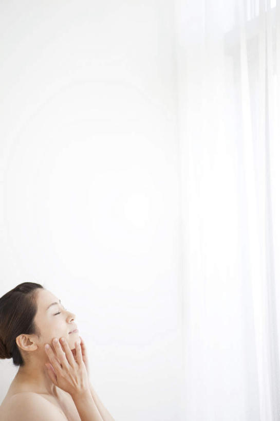 东方人,一个人,站,摸,竖图,室内,白天,白色背景,侧面,亚洲,仅一个年轻女性,仅一个女性,仅一个人,抚摸,黄种人,黑色,站着,摄影,影棚,年轻女性,女人,女性,亚洲人,长发,触摸,接触,站立,半身,彩图,影棚拍摄,拍摄