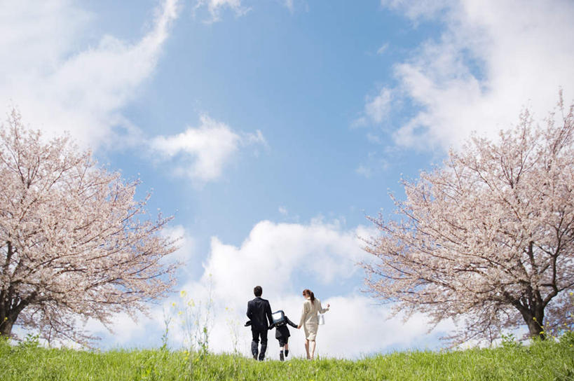 东方人,儿童,三个人,家庭,夫妻,母亲,父亲,女儿,站,握手,横图,室外,白天,仰视,爱情,纯洁,草地,草坪,植物,樱花,亚洲,许多,盛开,云,云朵,浪漫,花蕾,云彩,黄种人,草,花,花瓣,花朵,鲜花,树,树木,小孩,粉色,蓝色,绿色,白云,蓝天,天空,自然,天,花苞,花蕊,站着,温暖,温馨,父女,母女,三口之家,一家人,恩爱,父爱,可爱,母爱,童年,童趣,恋人,生长,晴朗,成长,和睦,童真,烂漫,无邪,仙樱花,福岛樱,青肤樱,天真,男人,男性,年轻男性,年轻女性,女孩,女人,女性,亚洲人,孩子,年轻人,夫妇,情侣,晴空,荆桃,搀手,拉手,手拉手,手握手,站立,彩图,低角度拍摄,全身,伴侣,融洽,女生