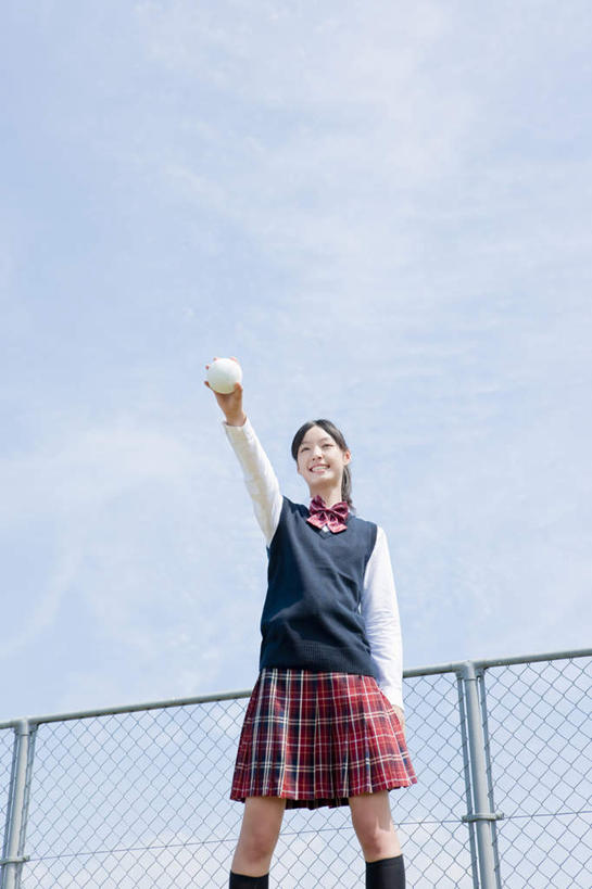 东方人,一个人,栏杆,站,举,竖图,室外,白天,仰视,制服,锻炼,运动,棒球,垒球,亚洲,仅一个年轻女性,仅一个女性,仅一个人,服装,云,云朵,围栏,云彩,黄种人,护栏,球,蓝色,白云,蓝天,天空,天,托,站着,校服,晴朗,学生服,体育,年轻女性,女人,女性,亚洲人,晴空,举起,举手,举着,向上举,向上伸,向上托,站立,半身,彩图,低角度拍摄,健身