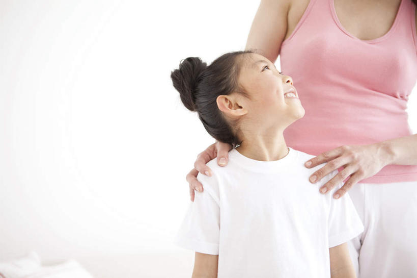 东方人,儿童,两个人,家庭,母亲,女儿,站,笑,微笑,露齿笑,横图,室内,白天,白色背景,正面,纯洁,亚洲,服装,注视,休闲装,黄种人,小孩,衣服,黑色,观察,看,站着,休闲,温暖,温馨,母女,一家人,休闲服,可爱,母爱,童年,童趣,摄影,服饰,影棚,观看,和睦,察看,关注,童真,烂漫,无邪,天真,年轻女性,女孩,女人,女性,亚洲人,孩子,年轻人,长发,抬头,仰头,站立,半身,彩图,影棚拍摄,拍摄,融洽,女生