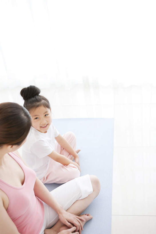 东方人,儿童,两个人,家庭,母亲,女儿,坐,竖图,俯视,室内,白天,白色背景,纯洁,亚洲,服装,休闲装,黄种人,相视,小孩,衣服,黑色,休闲,温暖,温馨,母女,一家人,面对面,休闲服,可爱,母爱,童年,童趣,摄影,服饰,影棚,对视,和睦,相对,童真,烂漫,无邪,相看,天真,年轻女性,女孩,女人,女性,亚洲人,孩子,年轻人,长发,坐着,半身,彩图,高角度拍摄,影棚拍摄,拍摄,融洽,女生