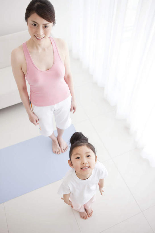 东方人,儿童,两个人,家庭,母亲,女儿,站,笑,微笑,露齿笑,竖图,俯视,室内,白天,白色背景,纯洁,沙发,亚洲,服装,瓷砖,地砖,地面,休闲装,黄种人,小孩,衣服,黑色,站着,休闲,温暖,温馨,母女,一家人,休闲服,可爱,母爱,童年,童趣,摄影,服饰,影棚,和睦,童真,烂漫,无邪,天真,年轻女性,女人,女性,亚洲人,孩子,年轻人,长发,抬头,仰头,站立,半身,彩图,高角度拍摄,影棚拍摄,拍摄,融洽,女生,皮沙发