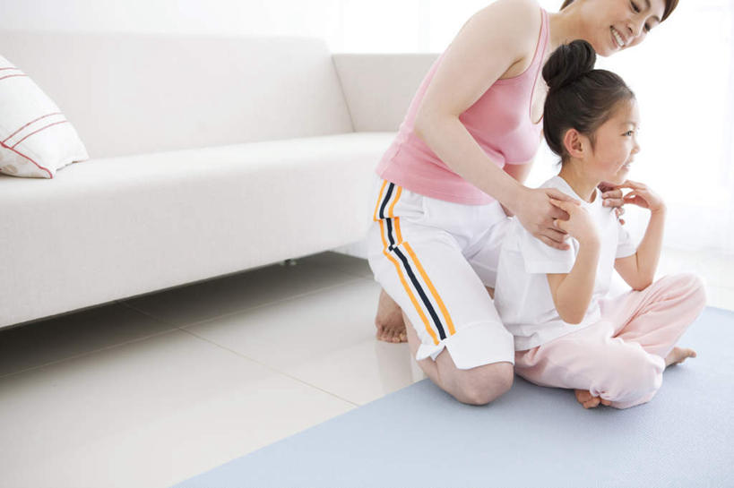 东方人,儿童,两个人,家庭,母亲,女儿,坐,笑,微笑,露齿笑,横图,室内,白天,正面,纯洁,靠垫,沙发,亚洲,服装,靠枕,休闲装,黄种人,小孩,衣服,黑色,垫子,枕头,休闲,温暖,温馨,母女,一家人,休闲服,可爱,母爱,童年,童趣,服饰,和睦,童真,烂漫,无邪,天真,年轻女性,女孩,女人,女性,亚洲人,孩子,年轻人,长发,坐着,半身,彩图,融洽,女生,皮沙发