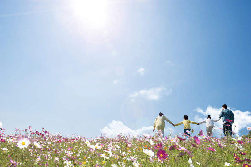 东方人,儿童,四个人,家庭,夫妻,母亲,父亲,女儿,儿子,站,握手,横图,室外,白天,爱情,自由,幸福,纯洁,花海,花圃,植物,叶子,亚洲,许多,阴影,盛开,光线,影子,波斯菊,绿叶,浪漫,花蕾,黄种人,花,花瓣,花朵,花卉,鲜花,小孩,背面,蓝色,绿色,蓝天,天空,阳光,自然,花丛,花田,天,花苞,花蕊,清洁,站着,温暖,温馨,父女,父子,母女,母子,一家人,嫩叶,菊花,恩爱,父爱,可爱,母爱,童年,童趣,恋人,大波斯菊,生长,成长,吉祥,和睦,童真,烂漫,无邪,高洁,秋英,格桑花,秋樱,扫帚梅,八瓣梅,初恋,多情,天真,男孩,男人,男性,年轻男性,年轻女性,女孩,女人,女性,亚洲人,孩子,年轻人,夫妇,情侣,叶,叶片,搀手,拉手,手拉手,手握手,站立,半身,彩图,伴侣,融洽,男生,女生,时光