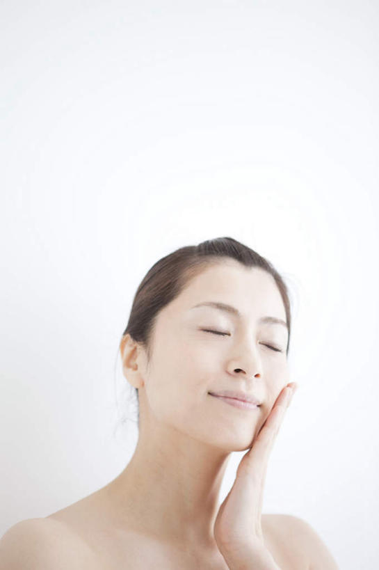 东方人,一个人,站,闭眼,笑,摸,微笑,竖图,室内,白天,白色背景,正面,亚洲,仅一个年轻女性,仅一个女性,仅一个人,抚摸,黄种人,站着,摄影,影棚,年轻女性,女人,女性,亚洲人,闭眼睛,闭着眼,闭着眼睛,触摸,接触,站立,半身,彩图,影棚拍摄,拍摄