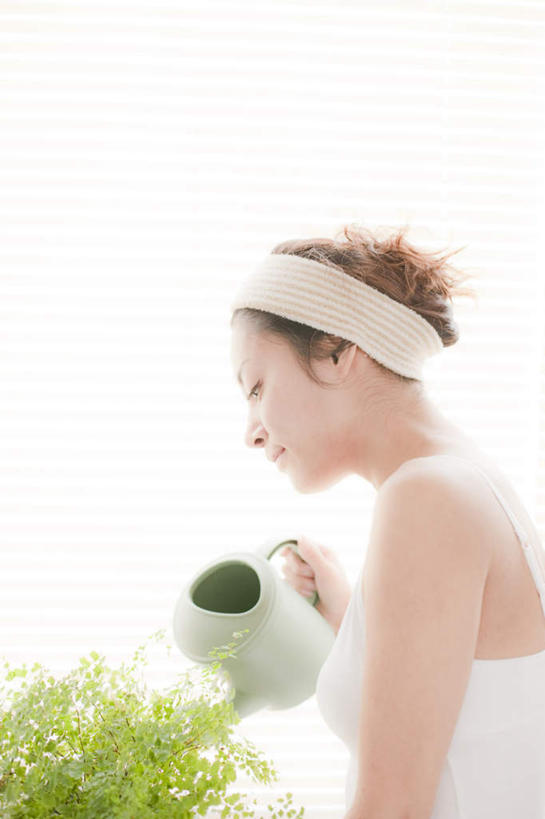 东方人,一个人,站,竖图,室外,白天,白色背景,侧面,植物,吊带,亚洲,仅一个年轻女性,仅一个女性,仅一个人,握,壶,盆栽,束发带,盆景,拿,洒水壶,拿着,注视,吊带衫,黄种人,发带,浇水,水壶,绿色,白色,黑色,自然,观察,看,站着,握着,摄影,影棚,生长,成长,观看,察看,关注,浇水壶,年轻女性,女人,女性,亚洲人,站立,半身,彩图,影棚拍摄,拍摄,短发