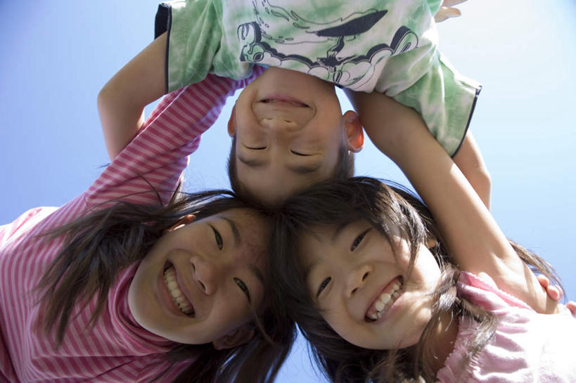 东方人,儿童,三个人,站,抱,横图,室外,白天,仰视,纯洁,亚洲,服装,休闲装,黄种人,小孩,衣服,蓝色,黑色,蓝天,天空,天,站着,休闲,休闲服,可爱,童年,童趣,服饰,抱着,搂着,童真,烂漫,无邪,天真,男孩,男人,男性,女孩,女人,女性,亚洲人,长发,搂,搂抱,站立,半身,彩图,低角度拍摄,男生,女生