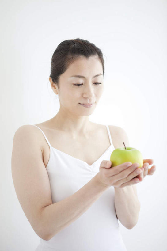 东方人,一个人,站,捧,竖图,室内,白天,白色背景,正面,苹果,水果,亚洲,仅一个年轻女性,仅一个女性,仅一个人,服装,新鲜,生食,食品,果实,休闲装,黄种人,食物,一个,衣服,绿色,白色,黑色,青苹果,站着,休闲,休闲服,摄影,服饰,有机食品,绿色食品,影棚,单个,年轻女性,女人,女性,亚洲人,长发,端,端着,捧着,手捧,站立,半身,彩图,影棚拍摄,拍摄