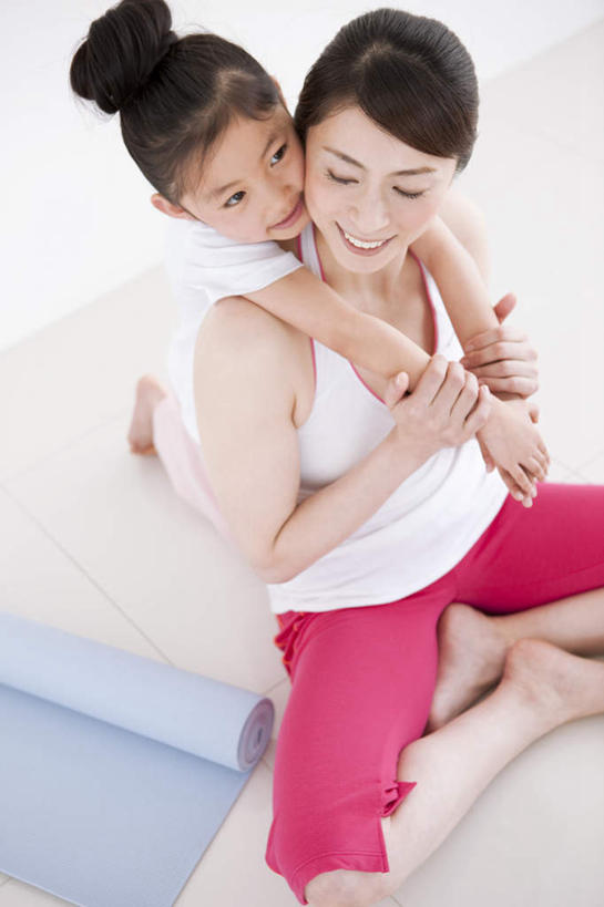 东方人,儿童,两个人,家庭,母亲,女儿,坐,抱,笑,微笑,露齿笑,竖图,俯视,室内,白天,白色背景,纯洁,亚洲,服装,注视,休闲装,黄种人,小孩,衣服,黑色,毛巾,观察,看,休闲,温暖,温馨,母女,一家人,休闲服,可爱,母爱,童年,童趣,摄影,服饰,影棚,抱着,观看,和睦,察看,搂着,关注,童真,烂漫,无邪,天真,年轻女性,女孩,女人,女性,亚洲人,孩子,年轻人,长发,搂,搂抱,坐着,半身,彩图,高角度拍摄,影棚拍摄,拍摄,融洽,女生