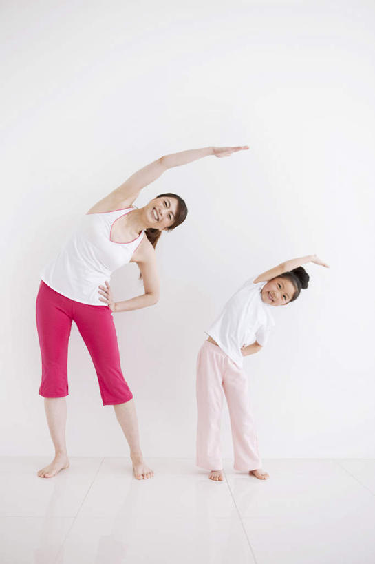 东方人,儿童,两个人,家庭,母亲,女儿,站,竖图,室内,白天,白色背景,正面,锻炼,纯洁,运动,亚洲,弯腰,服装,体操,墙,注视,休闲装,黄种人,墙壁,墙面,小孩,衣服,黑色,观察,看,站着,休闲,温暖,温馨,母女,一家人,休闲服,可爱,母爱,童年,童趣,摄影,服饰,影棚,观看,和睦,察看,关注,童真,烂漫,无邪,弯身,体育,天真,年轻女性,女孩,女人,女性,亚洲人,孩子,年轻人,长发,站立,彩图,全身,影棚拍摄,健身,拍摄,融洽,女生