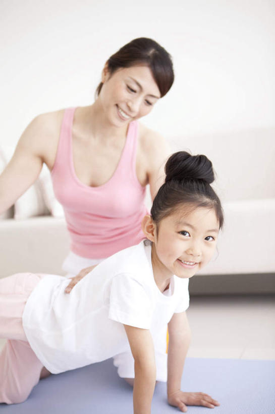 东方人,儿童,两个人,家庭,母亲,女儿,竖图,室内,白天,正面,纯洁,草地,草坪,植物,亚洲,服装,墙,休闲装,黄种人,墙壁,墙面,草,小孩,衣服,绿色,黑色,趴着,休闲,温暖,温馨,母女,一家人,休闲服,可爱,母爱,童年,童趣,服饰,和睦,童真,烂漫,无邪,天真,年轻女性,女孩,女人,女性,亚洲人,孩子,年轻人,长发,趴,半身,彩图,融洽,女生