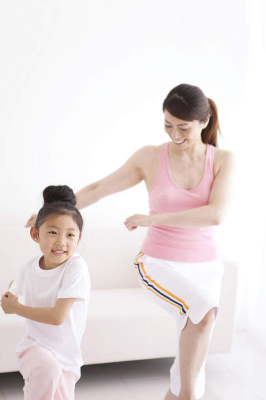 东方人,儿童,两个人,家庭,母亲,女儿,站,举,竖图,室内,白天,正面,纯洁,亚洲,服装,休闲装,黄种人,小孩,衣服,黑色,托,站着,休闲,温暖,温馨,母女,一家人,休闲服,可爱,母爱,童年,童趣,服饰,和睦,童真,烂漫,无邪,天真,年轻女性,女孩,女人,女性,亚洲人,孩子,年轻人,长发,举起,举手,举着,向上举,向上伸,向上托,站立,半身,彩图,融洽,女生