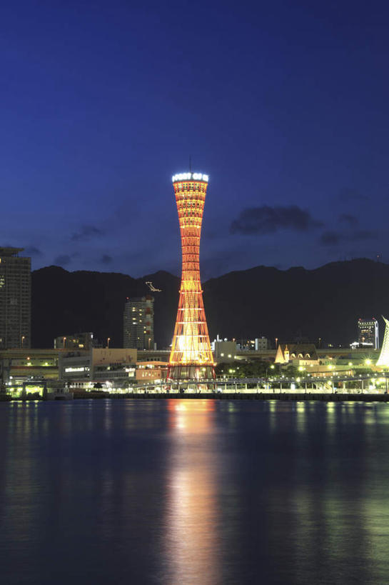 无人,高楼大厦,码头,竖图,彩色,室外,夜晚,正面,度假,海浪,海洋,美景,城市风光,城市,大厦,港口,建筑,摩天大楼,霓虹灯,夜景,日本,亚洲,景观,浪花,建筑群,灯光,七彩,娱乐,光源,建设,霓虹,灯,蓝色,蓝天,天空,海水,天,享受,休闲,景色,放松,照明设备,海景,东亚,本州,本州岛,日本国,近畿地方,近畿,兵库,兵库县,氖灯,神户,神户港,神户市,神戸,县厅,神戸市,大海,风浪,海,海水的波动,近岸浪,涌浪,彩图,摆渡口,埠头,大楼,渡口,渡头,港湾,高层建筑,高楼,海港,货运码头,口岸,摩天楼,商港