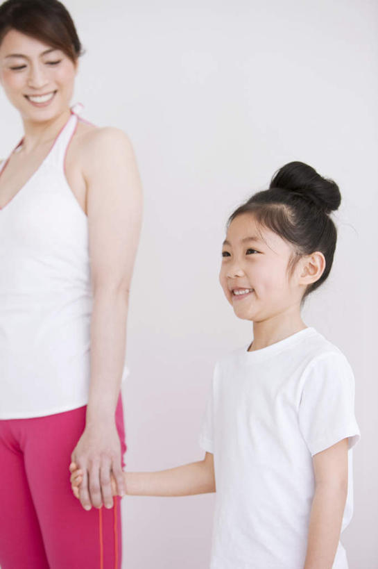 东方人,儿童,两个人,家庭,母亲,女儿,站,握手,笑,微笑,露齿笑,竖图,室内,白天,正面,纯洁,亚洲,服装,注视,休闲装,黄种人,小孩,衣服,红色,白色,观察,看,站着,休闲,温暖,温馨,母女,一家人,休闲服,可爱,母爱,童年,童趣,服饰,观看,和睦,察看,关注,童真,烂漫,无邪,天真,年轻女性,女孩,女人,女性,亚洲人,孩子,年轻人,搀手,拉手,手拉手,手握手,站立,半身,彩图,融洽,女生