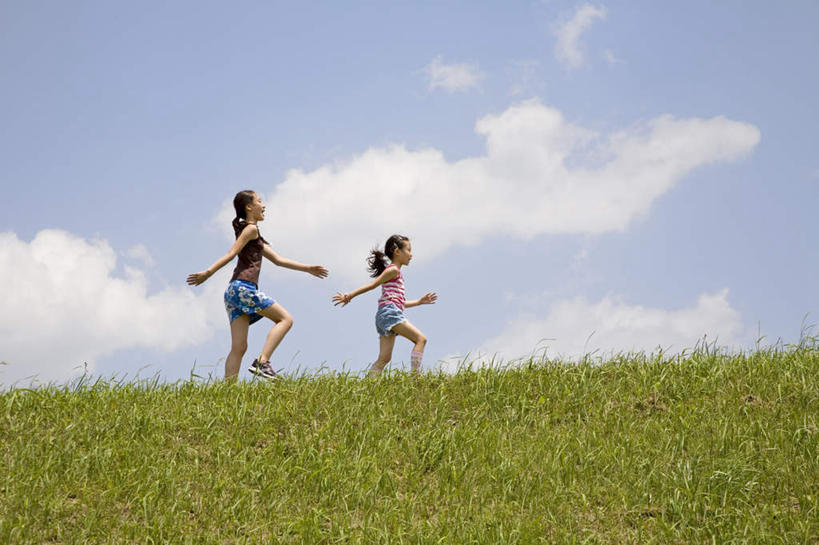 东方人,儿童,两个人,伙伴,朋友,站,走,横图,室外,白天,仰视,友谊,纯洁,草地,草坪,植物,亚洲,云,云朵,云彩,黄种人,草,小孩,蓝色,绿色,白云,蓝天,天空,天,站着,可爱,童年,童趣,晴朗,童真,烂漫,无邪,天真,友情,女孩,女人,女性,亚洲人,晴空,步行,散步,站立,走路,彩图,低角度拍摄,全身,女生