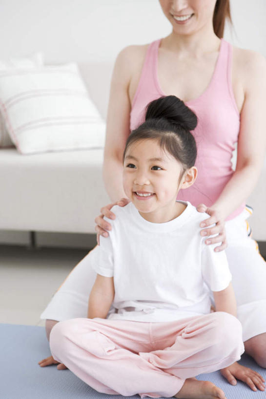 东方人,儿童,两个人,家庭,母亲,女儿,站,坐,笑,盘腿,微笑,竖图,室内,白天,白色背景,正面,纯洁,靠垫,沙发,亚洲,服装,靠枕,注视,休闲装,黄种人,小孩,衣服,黑色,垫子,枕头,观察,看,站着,休闲,温暖,温馨,母女,一家人,休闲服,可爱,母爱,童年,童趣,摄影,服饰,影棚,观看,和睦,察看,关注,布艺沙发,童真,烂漫,无邪,天真,年轻女性,女孩,女人,女性,亚洲人,孩子,年轻人,长发,盘腿而坐,盘膝,盘着腿的,盘着腿坐,双腿交叉,站立,坐着,半身,彩图,影棚拍摄,拍摄,融洽,女生