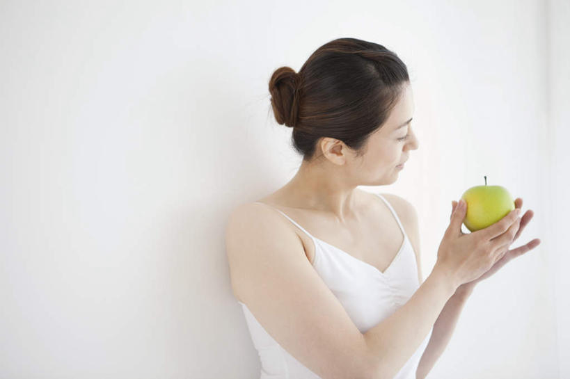 东方人,一个人,站,捧,横图,室内,白天,白色背景,正面,苹果,水果,亚洲,仅一个年轻女性,仅一个女性,仅一个人,服装,新鲜,生食,食品,果实,休闲装,黄种人,食物,一个,衣服,绿色,黑色,青苹果,站着,休闲,休闲服,摄影,服饰,有机食品,绿色食品,影棚,单个,年轻女性,女人,女性,亚洲人,长发,端,端着,捧着,手捧,站立,半身,彩图,影棚拍摄,拍摄