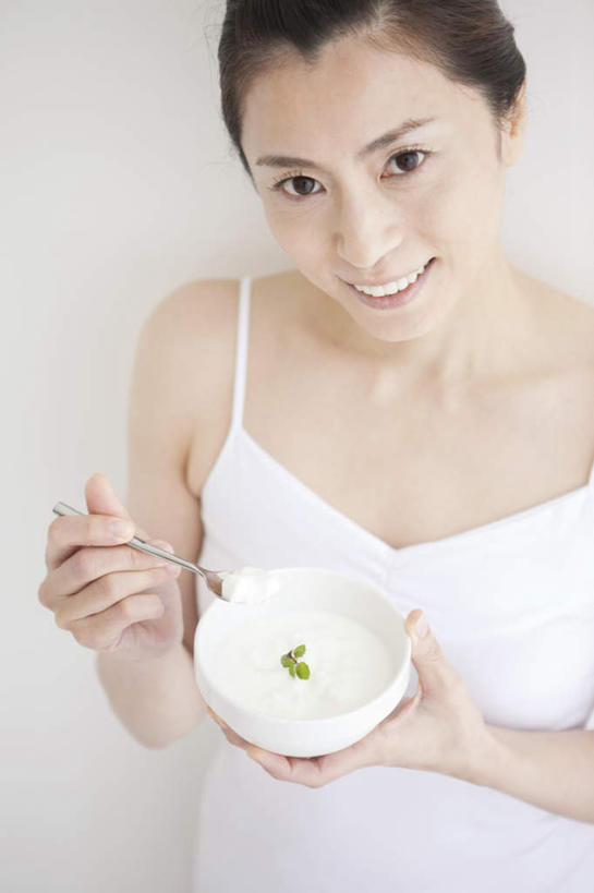 东方人,一个人,站,竖图,俯视,室内,白天,餐具,亚洲,仅一个年轻女性,仅一个女性,仅一个人,服装,墙,拿,拿着,休闲装,黄种人,墙壁,墙面,衣服,白色,黑色,碗,站着,休闲,休闲服,服饰,年轻女性,女人,女性,亚洲人,长发,进餐用具,烹调用具,站立,半身,彩图,高角度拍摄