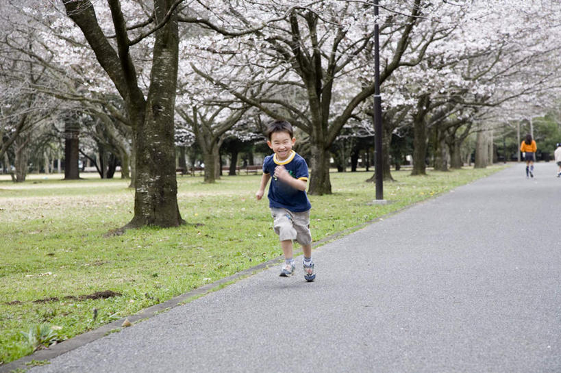 东方人,儿童,一个人,跑,横图,室外,白天,正面,锻炼,纯洁,运动,草地,草坪,植物,道路,路,公路,亚洲,仅一个男性,仅一个人,交通,黄种人,草,树,树木,小孩,绿色,自然,仅一个小孩,可爱,童年,童趣,生长,成长,童真,烂漫,无邪,体育,天真,男孩,男人,男性,亚洲人,孩子,马路,跑步,彩图,全身,健身,男生