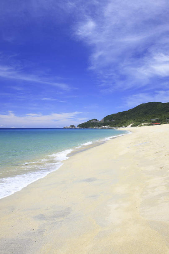 无人,竖图,俯视,室外,白天,旅游,度假,海浪,海洋,美景,沙滩,鹿儿岛,日本,亚洲,沙子,海岸,景观,浪花,云,云朵,沙地,云彩,娱乐,蓝色,白云,蓝天,天空,自然,海水,天,享受,休闲,景色,放松,晴朗,自然风光,海景,东亚,日本国,九州本岛,九州,九州岛,九州地方,鹿儿岛县,屋久岛,大海,风浪,海,海水的波动,海滩,近岸浪,涌浪,晴空,彩图,高角度拍摄