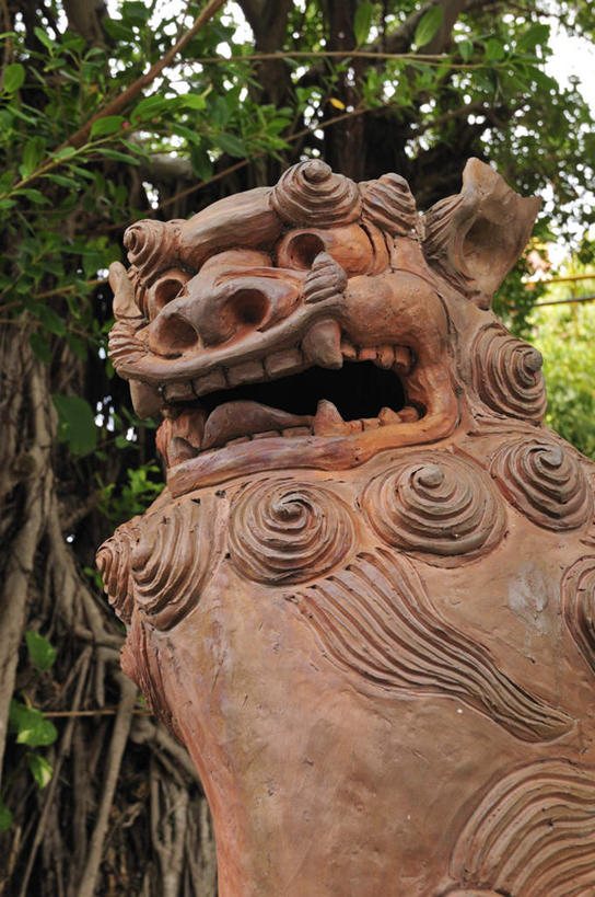 无人,竖图,室外,特写,白天,仰视,旅游,度假,美景,森林,树林,植物,狮子,日本,亚洲,一座,景观,娱乐,冲绳,那霸,树,树木,绿色,自然,石狮,享受,休闲,景色,放松,生长,成长,冲绳县,自然风光,东亚,琉球群岛,日本国,九州地方,县厅,那霸市,彩图,低角度拍摄