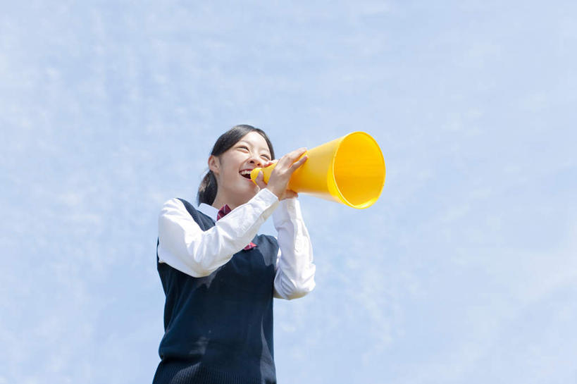 东方人,一个人,站,横图,室外,白天,仰视,制服,亚洲,仅一个年轻女性,仅一个女性,仅一个人,握,服装,云,云朵,拿,云彩,大喊,拿着,注视,黄种人,喇叭,一个,黄色,蓝色,黑色,蓝天,天空,话筒,天,观察,看,站着,校服,握着,单个,观看,大叫,察看,关注,传声筒,学生服,大呼,年轻女性,女人,女性,亚洲人,长发,站立,半身,彩图,低角度拍摄