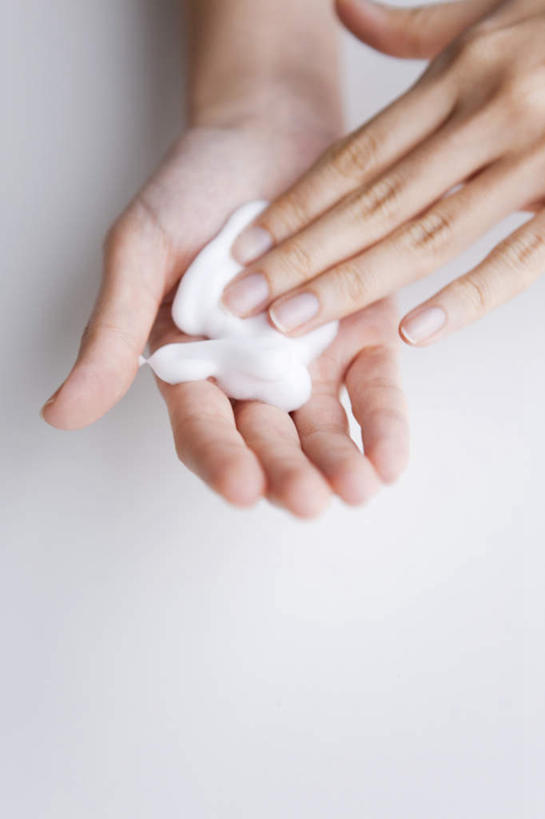 东方人,手,一个人,竖图,俯视,室内,特写,白天,白色背景,亚洲,双手,仅一个男性,仅一个人,阴影,反射,泡沫,影子,黄种人,干净,洗手,仅一个年轻男性,白色,清洁,享受,健康,手部,放松,摄影,影棚,洗手液,卫生,男人,男性,年轻男性,亚洲人,半身,彩图,高角度拍摄,影棚拍摄,拍摄