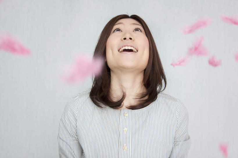 东方人,头发,一个人,站,笑,微笑,露齿笑,横图,室内,白天,白色背景,正面,羽毛,亚洲,仅一个年轻女性,仅一个女性,仅一个人,许多,服装,漂浮,轻盈,柔软,注视,休闲装,黄种人,衣服,粉色,黑色,灰色,观察,看,站着,张嘴,休闲,休闲服,摄影,服饰,影棚,观看,察看,关注,掉落,张大嘴巴,轻柔,年轻女性,女人,女性,亚洲人,长发,张开嘴,抬头,仰头,站立,半身,彩图,影棚拍摄,拍摄