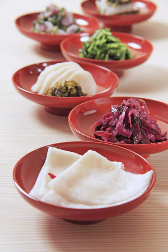 泡菜,无人,竖图,俯视,室内,特写,白天,烹饪,餐桌,桌面,桌子,萝卜,胡萝卜,蔬菜,餐具,一堆,一排,堆叠,堆积,新鲜,整齐,碟子,盘,日本料理,料理,食品,酱菜,咸菜,菜肴,美食,食物,腌制,排列,盘子,碟,日式料理,日式,摄影,佳肴,有机食品,绿色食品,影棚,餐台,堆,队列,腌制食品,红萝卜,甘荀,彩图,高角度拍摄,影棚拍摄,拍摄