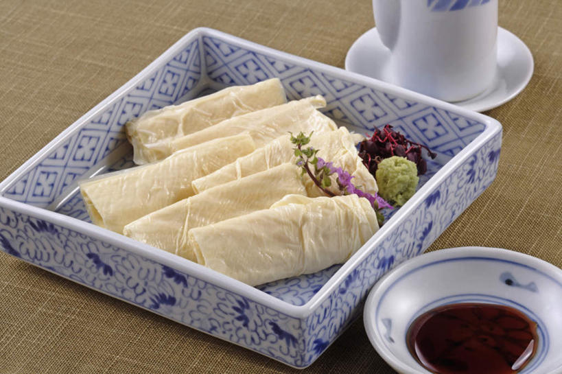 无人,横图,俯视,室内,特写,白天,烹饪,餐桌,桌面,桌子,餐具,碟子,盘,调料,酱汁,日本料理,料理,食品,调味品,调味料,酱油,豆腐皮,菜肴,美食,食物,盘子,碟,日式料理,日式,摄影,佳肴,影棚,餐台,豆制品,腐竹,腐皮,彩图,高角度拍摄,影棚拍摄,拍摄