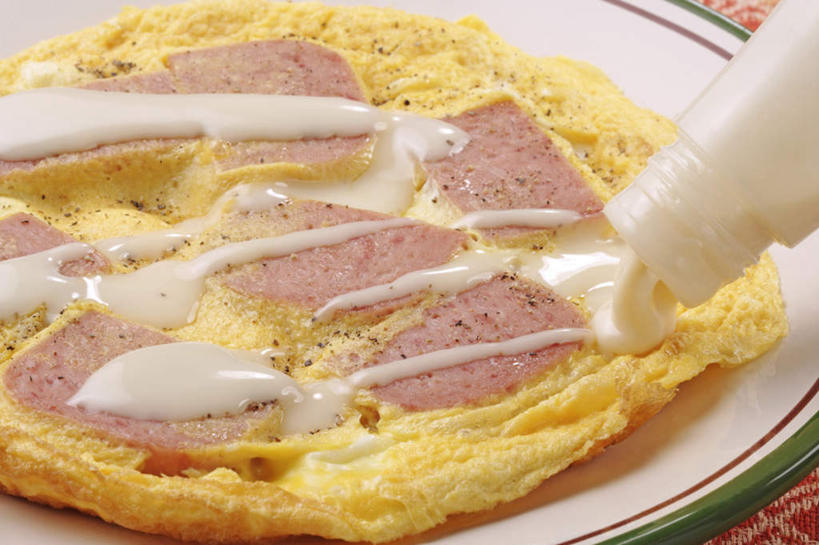 无人,横图,俯视,室内,特写,白天,餐桌,桌面,桌子,静物,餐具,碟子,盘,蛋,调料,鸡蛋,肉,调味品,调味料,猪肉,肉类,一个,盘子,碟,奶油,摄影,影棚,单个,餐台,午餐肉,肉食,豚肉,草鸡蛋,卵,炼奶,进餐用具,烹调用具,彩图,高角度拍摄,影棚拍摄,拍摄