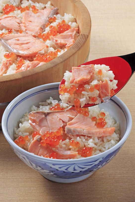 米饭,三文鱼,无人,竖图,俯视,室内,特写,白天,烹饪,餐桌,桌面,桌子,鲑鱼,餐具,鱼卵,日本料理,料理,食品,饭勺,饭,鱼籽,菜肴,美食,食物,一个,日式料理,日式,摄影,佳肴,影棚,单个,餐台,大马哈鱼,五谷,撒蒙鱼,萨门鱼,冰海之皇,鲑,马哈鱼,麻哈鱼,大麻哈鱼,进餐用具,烹调用具,彩图,高角度拍摄,影棚拍摄,拍摄