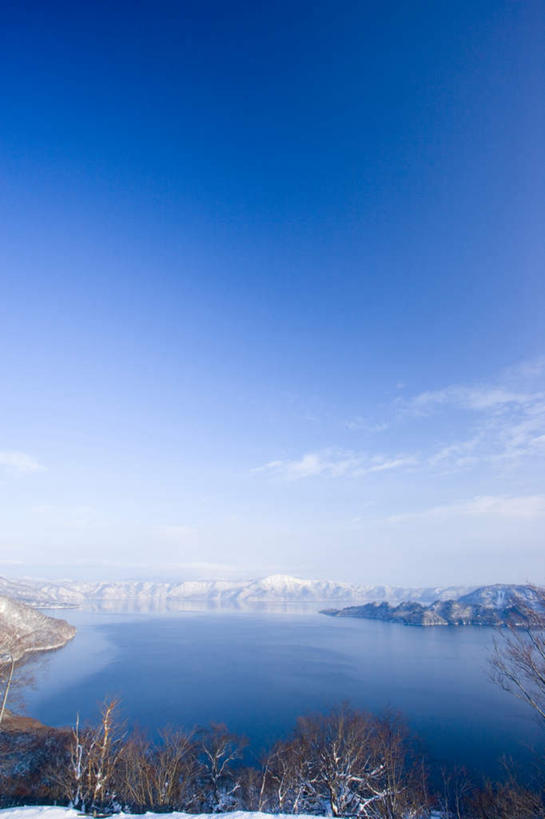 无人,公园,竖图,室外,白天,正面,旅游,度假,湖,湖泊,美景,山,山脉,水,秋田县,日本,亚洲,湖面,景观,山峰,水流,水面,云,云朵,山峦,云彩,娱乐,蓝色,白云,蓝天,天空,自然,湖水,群山,天,享受,休闲,景色,放松,晴朗,自然风光,东亚,本州,本州岛,日本国,秋田,岩手,岩手县,青森,青森县,东北地方,十和田八幡平国立公园,晴空,彩图
