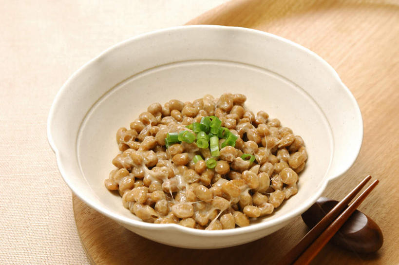 无人,横图,俯视,室内,特写,白天,餐桌,筷子,桌面,桌子,大豆,蔬菜,餐具,一双,葱,青葱,筷架,筷枕,文化,传统,饮食,健康,摄影,影棚,餐台,礼节,筷子架,纳豆,豆制品,礼仪,发酵,酱豆,进餐用具,彩图,高角度拍摄,影棚拍摄,拍摄