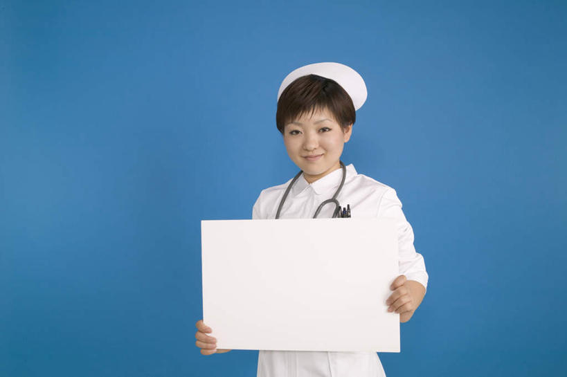 东方人,一个人,医生,站,横图,室内,白天,正面,帽子,亚洲,仅一个年轻女性,仅一个女性,仅一个人,蓝色背景,拿,拿着,注视,黄种人,黑色,白板,观察,看,站着,医护人员,医疗人员,摄影,影棚,观看,察看,护士帽,白大褂,关注,记录板,记事板,年轻女性,女人,女性,亚洲人,大夫,站立,半身,彩图,影棚拍摄,拍摄,短发