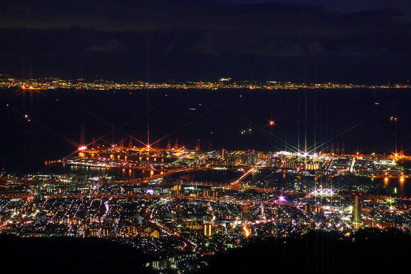 无人,家,横图,全景,俯视,航拍,室外,夜晚,旅游,度假,海浪,海洋,美景,天际线,城市风光,城市,建筑,夜景,日本,亚洲,阴影,光线,影子,房屋,屋子,景观,浪花,公寓,灯光,娱乐,建设,洋房,楼房,住宅,天空,海水,天,享受,休闲,景色,放松,鸟瞰,海景,东亚,本州,本州岛,日本国,近畿地方,近畿,兵库,兵库县,神户,神户市,神戸,县厅,神戸市,北区,大海,风浪,海,海水的波动,近岸浪,涌浪,彩图,高角度拍摄,房子,东滩区,六甲山,六甲山花园馆