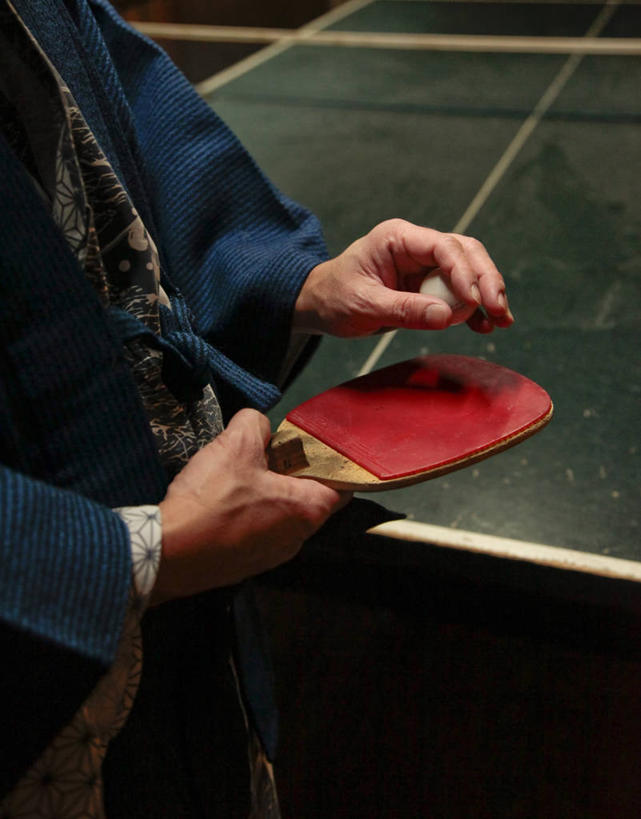 东方人,手,一个人,站,竖图,俯视,室内,特写,白天,亚洲,双手,仅一个男性,仅一个人,仅一个中年男性,握,阴影,服装,反射,影子,乒乓球拍,乒乓球装备,乒乓球桌,球拍,拿,拿着,休闲装,黄种人,运动器械,两个,衣服,红色,站着,休闲,手部,休闲服,健身器械,握着,服饰,健身器材,乒乓球球拍,乒乓球,乒乓球运动,男人,男性,中年男性,亚洲人,站立,半身,彩图,高角度拍摄,乒乓球台,运动器材