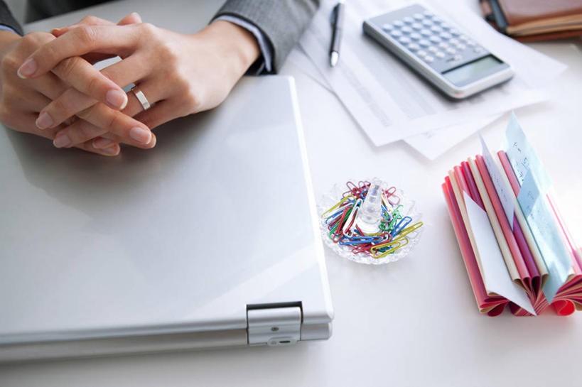 东方人,手,一个人,商务人士,商务女性,办公室,坐,横图,俯视,室内,特写,白天,爱情,计算器,电脑,笔记本电脑,家具,桌子,名片,金属制品,亚洲,双手,仅一个年轻女性,仅一个女性,仅一个人,握,套装,计算,科学,网络,信息,金属,笔,材料,档案,文件,纸,办公桌,办公用品,回形针,浪漫,联系,黄种人,通讯设备,水笔,架子,文具,装饰品,戒指,卡片,饰品,手稿,首饰,学习用品,资料,手部,恩爱,握着,理财,财务,文具用品,信物,证明,无线,权利,数学,文档,通信设备,商务装,身份,无线网络,曲别针,无线上网,便携式电脑,工薪阶层,办公家具,手饰,名刺,名帖,交往,名片架,旋转名片架,手提电脑,年轻女性,女人,女性,亚洲人,白领,上班族,坐着,半身,彩图,高角度拍摄,商业,桌面名片架